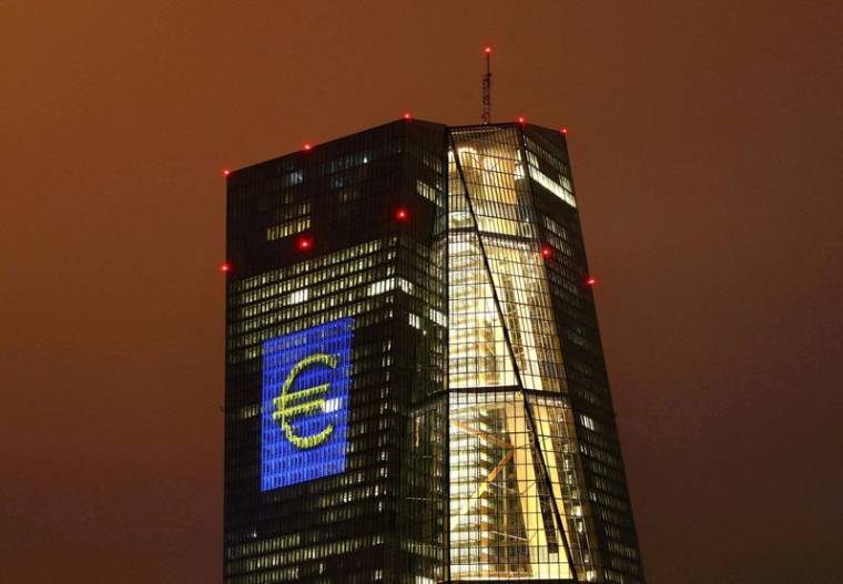 Siège de la BCE illuminé à Francfort