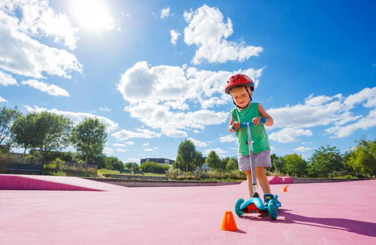 (A chaque jeune enfant son engin pour se déplacer : comment choisir pour Noël entre draisienne, tricycle et trottinette enfant ? - Crédit photo : Adobe Stock)