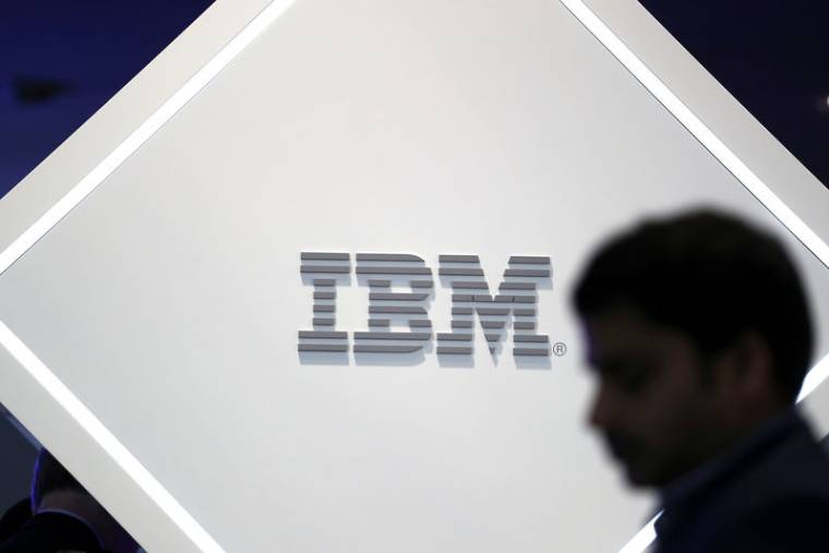 IBM RECULE APRÈS AVOIR ABAISSÉ SON OBJECTIF ANNUEL DE BÉNÉFICE