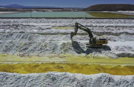 Vue aérienne des bassins de saumure et des zones de traitement de la mine de lithium de la société chilienne SQM (Sociedad Quimica Minera) dans le désert d'Atacama, à Calama, au Chili, le 12 septembre 2022.  ( AFP / Martin BERNETTI )
