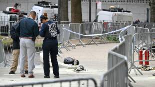 Des policiers sur les lieux où un homme a tenté de s'immoler par le feu devant le tribunal de Manhattan pendant le procès de l'ancien président américain Donald Trump, le 19 avril 2024 à New York ( AFP / ANGELA WEISS )