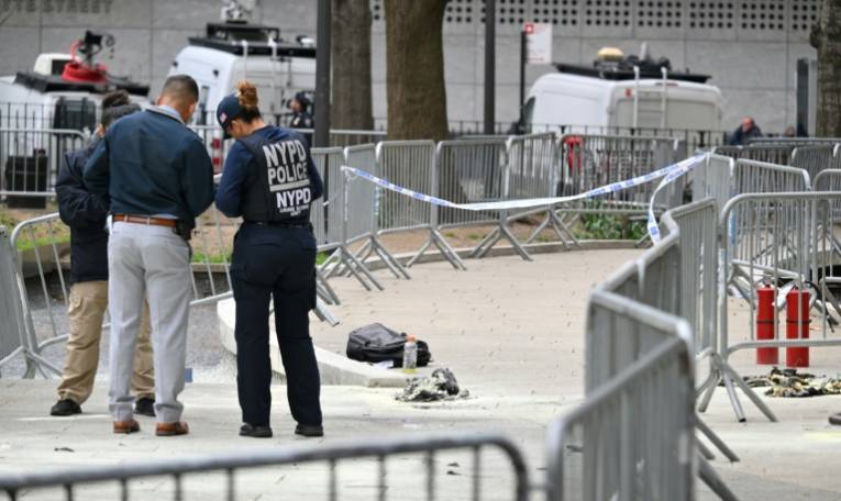 Des policiers sur les lieux où un homme a tenté de s'immoler par le feu devant le tribunal de Manhattan pendant le procès de l'ancien président américain Donald Trump, le 19 avril 2024 à New York ( AFP / ANGELA WEISS )