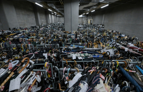 Des milliers de parapluies perdus, stockés dans le centre des objets trouvés de la police métropolitaine de Tokyo, le 2 août 2024 dans le quartier d'Iidabashi ( AFP / Richard A. Brooks )