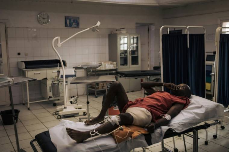Un homme blessé dans les attaques des ADF, est soigné à l'hôpital de Beni, dans la province du Nord-Kivu, dans l'est de la RDC, le 2 mai 2024 ( AFP / ALEXIS HUGUET )