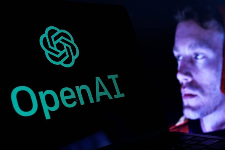 Le logo d'Open AI, sur un écran à Washington, le 16 février 2024 ( AFP / Drew Angerer )