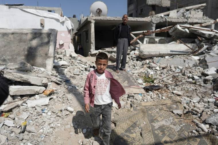 Un garçon palestinien au milieu des décombres d'un bâtiment détruit dans un bombardement israélien à Nousseirat, dans le centre de la bande de Gaza, le 12 avril 2024 ( AFP / - )