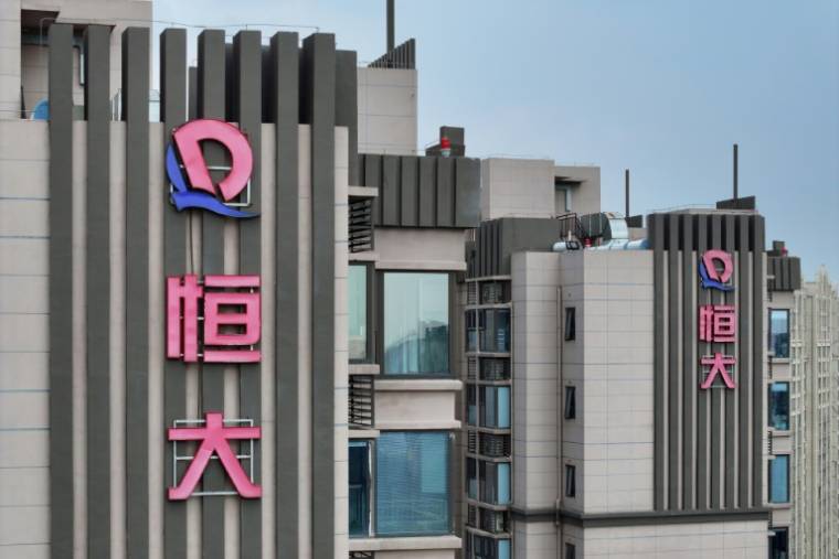 Le logo du géant immobilier chinois Evergrande sur des immeubles d'habitation à Nankin, dans l'est de la Chine, le 29 janvier 2024 ( AFP / STRINGER )