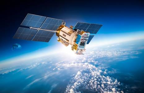 satellite autour de la terre (Crédit:  / Adobe Stock)