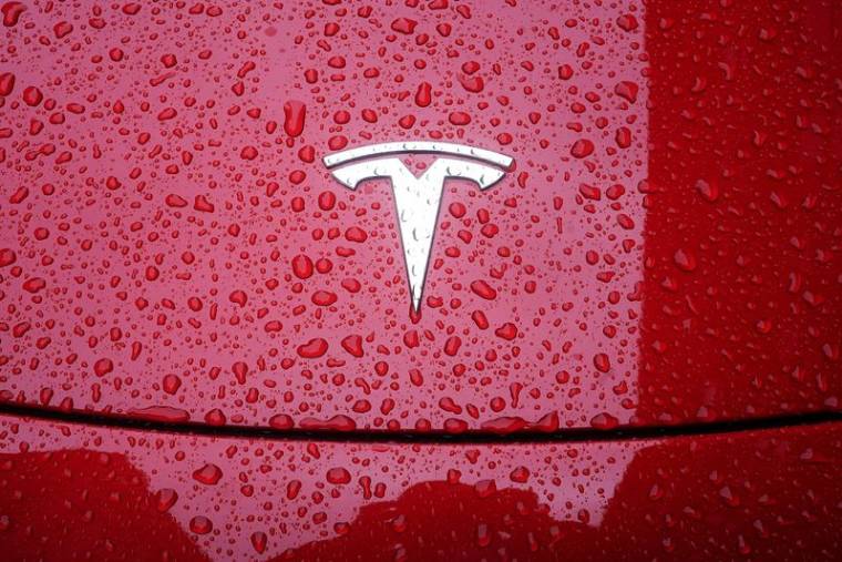Logo de Tesla sur une voiture à New York