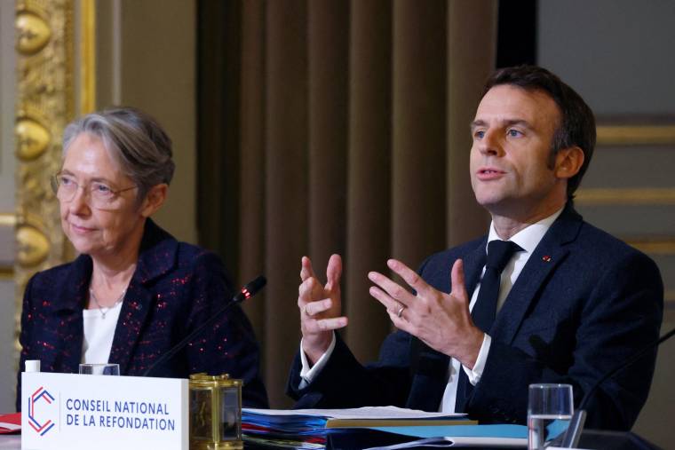 Elisabeth Borne et Emmanuel Macron, le 12 décembre 2022, à Paris ( POOL / GONZALO FUENTES )
