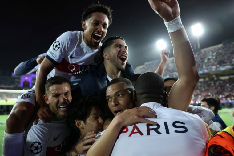 Mbappé et ses coéquipiers célèbrent le quatrième but du Paris SG à Barcelone, marqué par Mbappé, qui envoie Paris en demi-finale de Ligue des champions. ( AFP / FRANCK FIFE )
