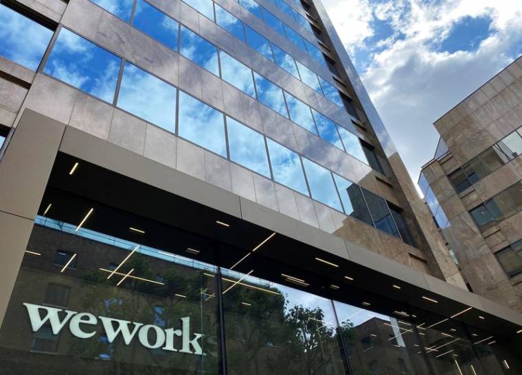 Photo d'archives: Le logo de WeWork est visible dans la fenêtre d'un immeuble de bureaux à Londres
