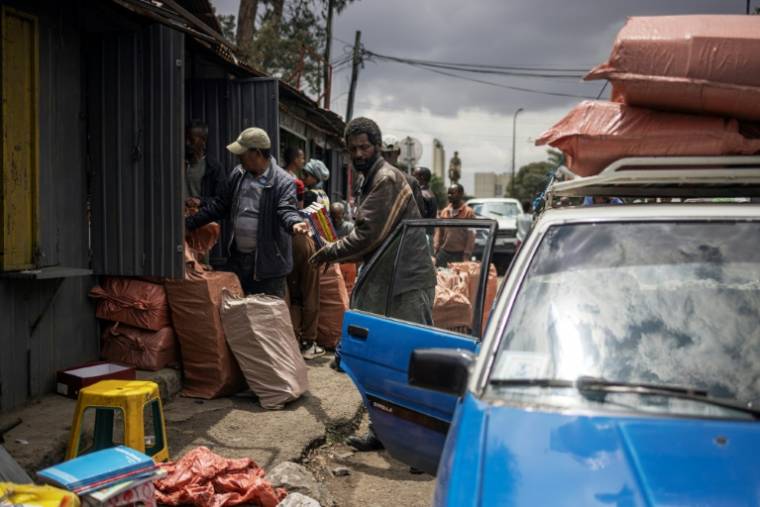 Des gens vident des stands dans une rue avant une démolition dans le quartier historique de Piassa à Addis Abeba, le 11 mars 2024. ( AFP / Michele Spatari )