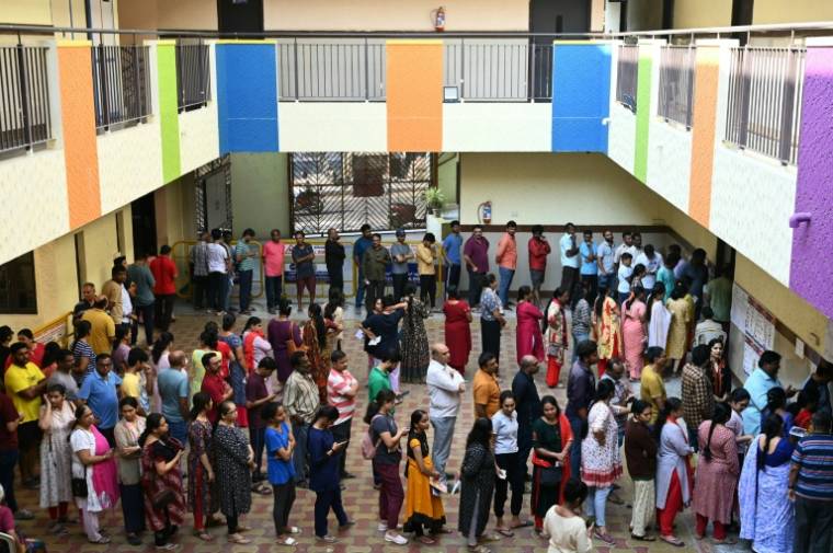 Des électeurs attendent pour voter, le 26 avril 2024 à Bangalore, en Inde ( AFP / Idrees MOHAMMED )
