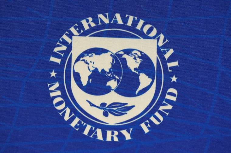 Le logo du Fonds monétaire international (FMI) à Santiago