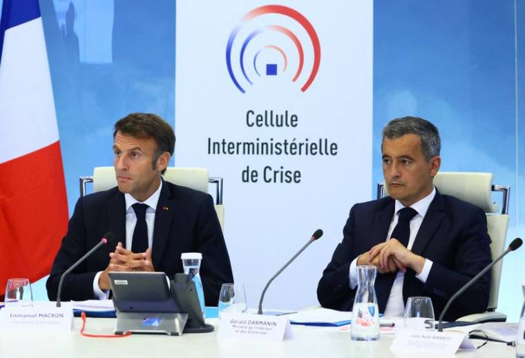 Le président français Emmanuel Macron et le ministre de l'Intérieur et des Outre-mer Gérald Darmanin à Paris, en France