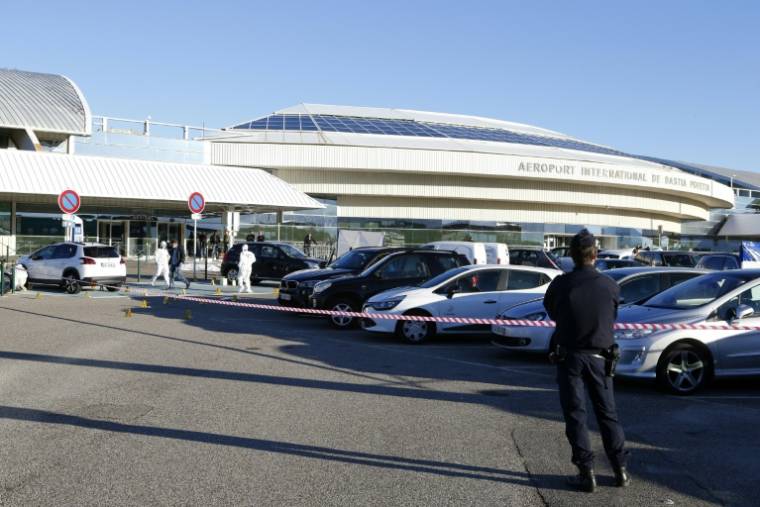 Des membres de la police scientifique sur les lieux d'une fusillade meurtrière à l'aéroport de Bastia, le 5 décembre 2017 en Corse ( AFP / PASCAL POCHARD-CASABIANCA )
