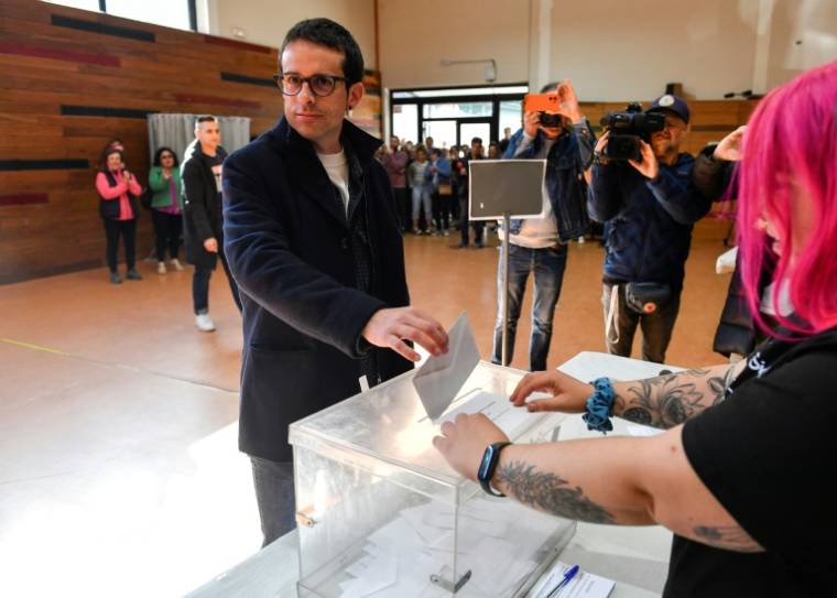 Le candidat du parti séparatiste basque Bildu, Pello Otxandiano, vote aux élections régionales au Pays basque, le 21 avril 2024 à Otxandio, en Espagne ( AFP / ANDER GILLENEA )