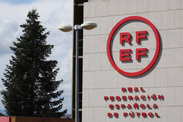Photo du logo de la Fédération Royale Espagnole de Football sur leur bâtiment