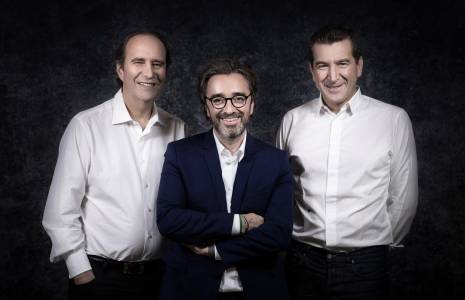 Xavier Niel, Pierre-Antoine Capton et Matthieu Pigasse, fondateurs de Mediawan, le 19 juin 2020 à Paris. ( AFP / JOEL SAGET )