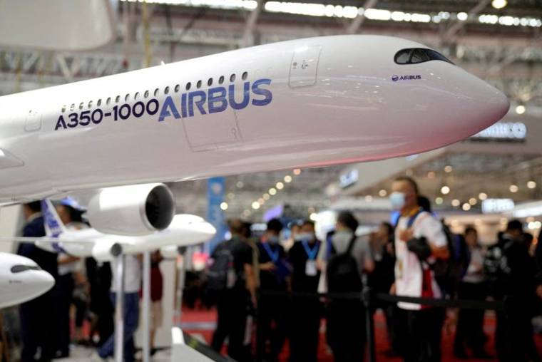 Une maquette d'un avion de ligne Airbus A350-1000 est exposée lors du Salon international de l'aviation et de l'aérospatiale de Chine