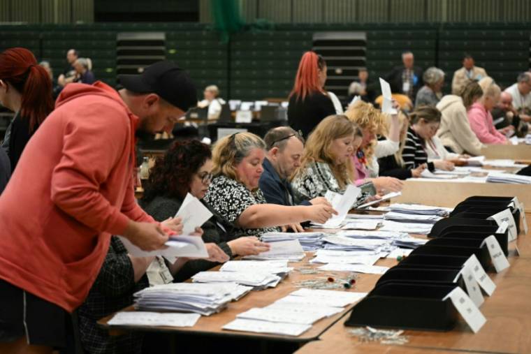 Dépouillement des bulletins de vote à Blackpool, le 3 mai 2024 dans nord-ouest de l'Angleterre ( AFP / Oli SCARFF )