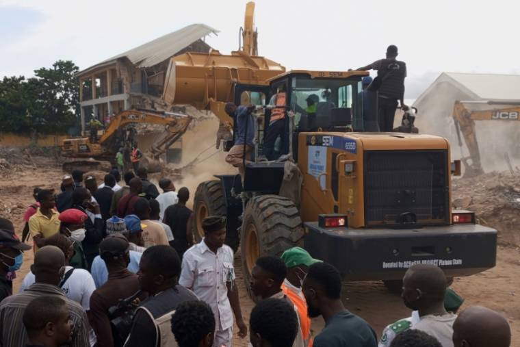 Des secouristes utilisent des pelleteuses sur le site de l'école qui s'est effondrée à Jos, au Nigeria, le 12 juillet 2024 ( AFP / Muhammad Tanko Shittu )