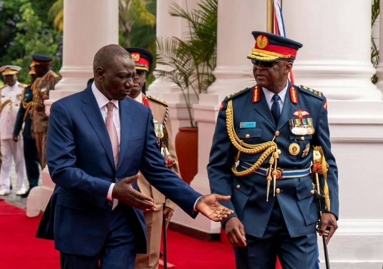 Le chef des armées kényanes, le général Francis Omondi Ogolla (droite), en discussion avec le président kényan William Ruto, lors d'une cérémonie officielle, à Nairobi le 31 octobre 2023 ( POOL / ARTHUR EDWARDS )