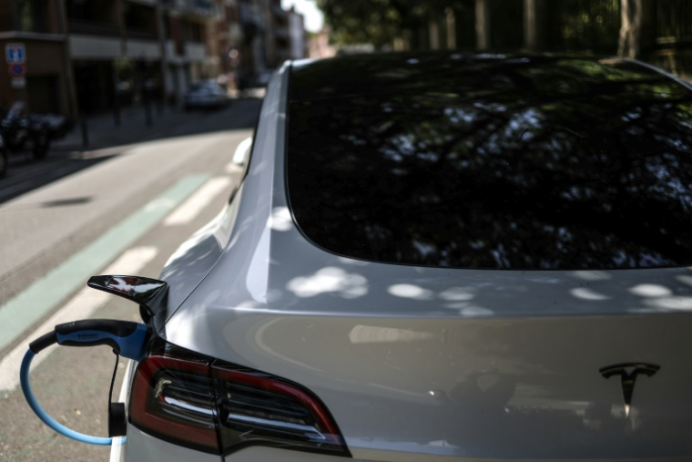 Le ministère de l’Économie a confirmé mercredi la suppression de la prime à la conversion, accordée lors de l'achat d'un véhicule peu polluant en échange d'une vieille automobile, dans le projet de budget 2025 ( AFP / CHARLY TRIBALLEAU )