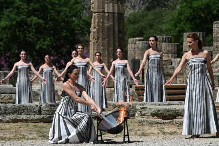 L'actrice grecque Mary Mina interprète le rôle de la "grande prêtresse" lors d'une répétition de l'allumage de la flamme olympique, le 15 avril 2024 à Olympie ( AFP / Aris MESSINIS )
