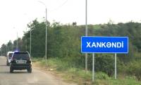 Un panneau annonce l'entrée dans "Khankendi", le nom azeri de Stepanakert, ex-capitale de la république autoproclamée du Haut-Karabakh, le 2 octobre 2023 ( AFP / EMMANUEL DUNAND )
