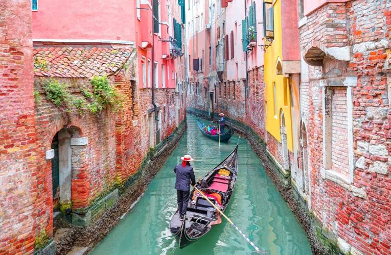 (Crédits photo : Adobe Stock - Ville historique de Venise avec son canal et ses gondoles, payante dès le 26 avril pour les touristes journaliers)