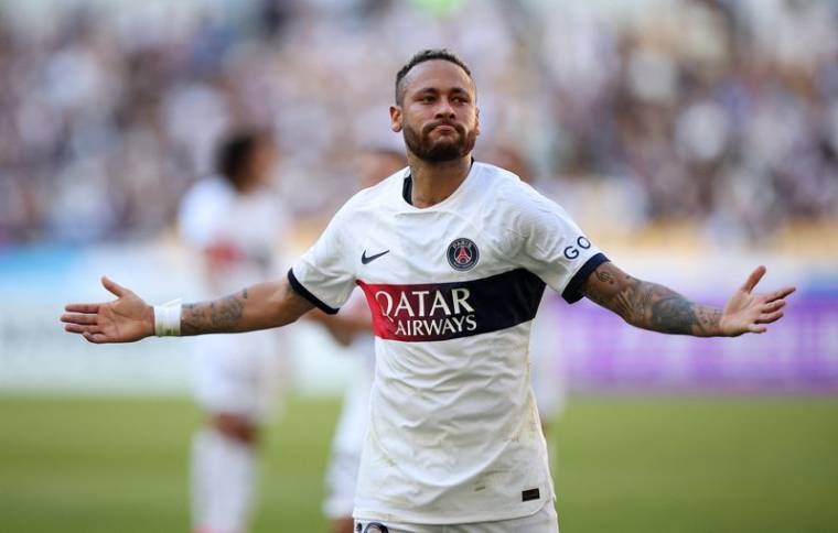 Neymar du Paris St Germain célèbre son but lors d'un match amical à Busan, en Corée du Sud