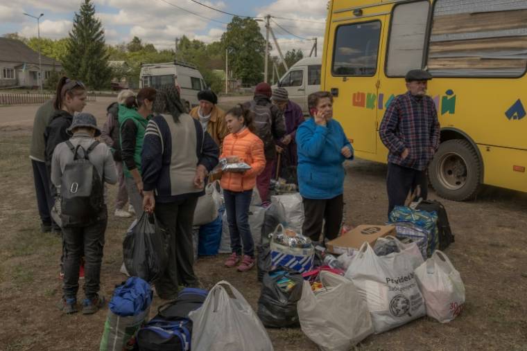 Des personnes évacuées de Vovtchansk attendent à un point d'enregistrement à Kharkiv, le 12 mai 2024 en Ukraine ( AFP / Roman PILIPEY )