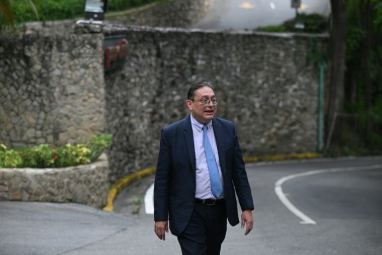 Jose Vicente Haro, avocat du candidat d'opposition vénézuélien Edmundo Gonzalez Urrutia, devant la résidence de son client à Caracas, le 3 septembre 2024  ( AFP / Federico PARRA )