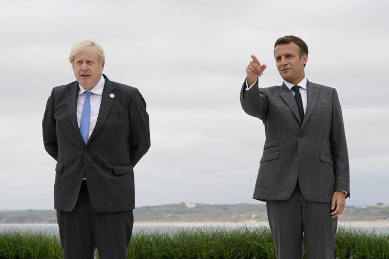 Le président français Emmanuel Macron et le Premier ministre britannique Boris Johnson le 11 juin 2021 au sommet du G7, à Cornwall, au Royaume-Uni. ( POOL / PATRICK SEMANSKY )