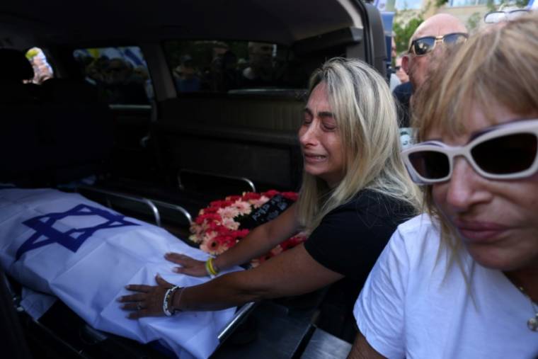 Des proches lors des funérailles de Chanan Yablonka, dont le corps a été ramené de Gaza après 230 jours aux mains du Hamas, le 26 mai 2024 à Tel-Aviv ( AFP / Menahem KAHANA )