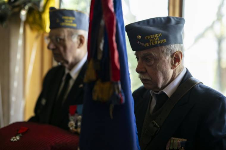 Des anciens combattants de l'armée française assistent à la remise du titre de chevalier dans l'ordre de la Légion d'honneur à l'ancien combattant américain de la Seconde guerre mondiale Jack Hausman, 101 ans, chez lui à New York, le 26 avril 2024  ( AFP / ANGELA WEISS )
