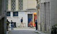 La police et les pompiers près de la synagogue de Rouen, le 17 mai 2024 ( AFP / LOU BENOIST )