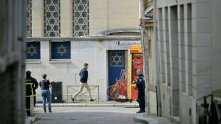 La police et les pompiers près de la synagogue de Rouen, le 17 mai 2024 ( AFP / LOU BENOIST )