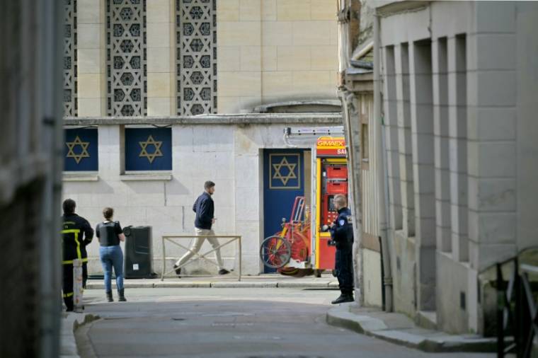 Des policiers et des pompiers près de la synagogue de Rouen incendiée, le 17 mai 2024 en Seine-Maritime ( AFP / LOU BENOIST )