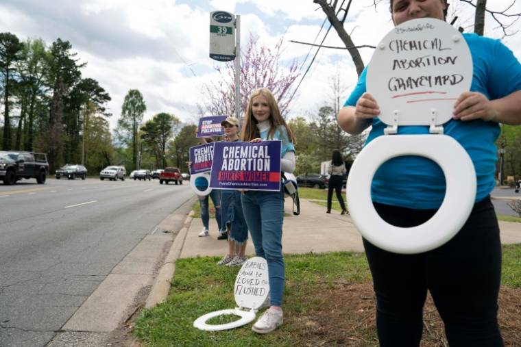 Des manifestants anti-avortement à Charlotte, en Caroline du Nord (sud-est des Etats-Unis), le 4 avril 2024 ( AFP / Allison Joyce )