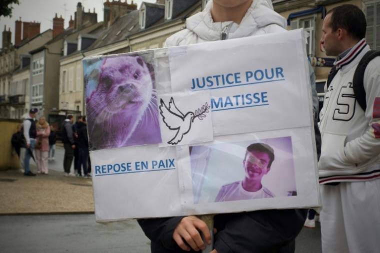 Un participant à la marche blanche en hommage à Matisse le 4 mai 2024 à Châteauroux ( AFP / GUILLAUME SOUVANT )