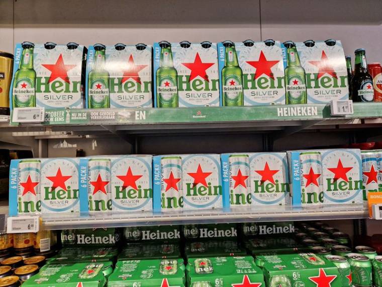 Des bouteilles de Heineken Silver dans un supermarché d'Amsterdam