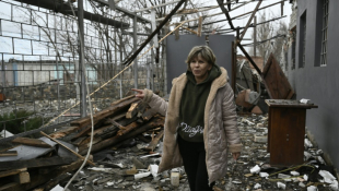 Svitlana Roudokvas au milieu des décombres d'un restaurant dans un bâtiment fortement endommagé du village de Novopavlivka, le 25 janvier 2025 dans la région de Dnipropetrovsk, en Ukraine ( AFP / Genya SAVILOV )