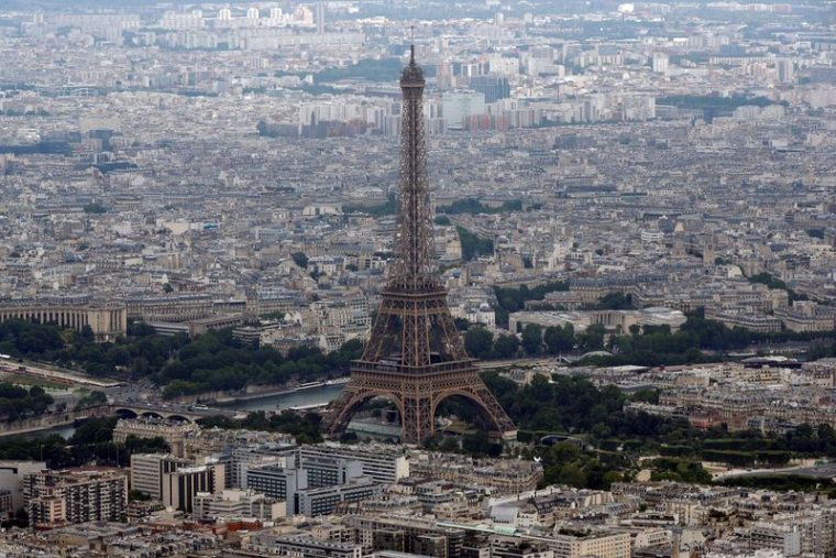 Une vue aérienne montre la tour Eiffel, la Seine et la ligne d'horizon de Paris