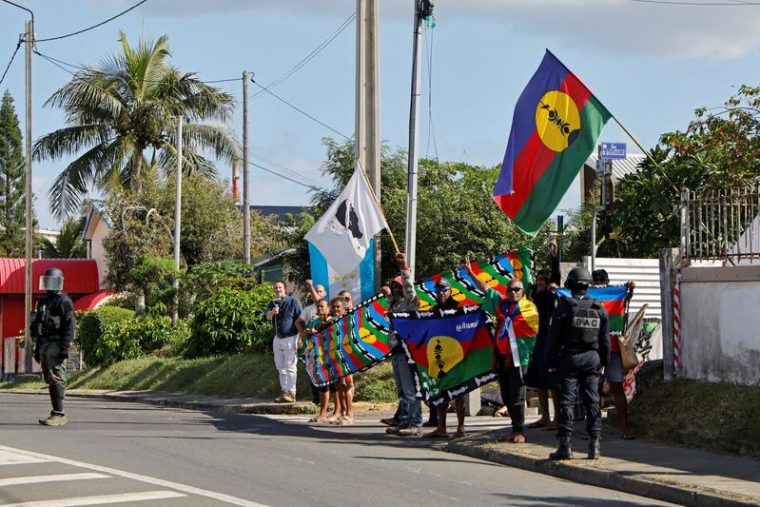 Des manifestants lors de la visite d'Emmanuel Macron à Nouméa