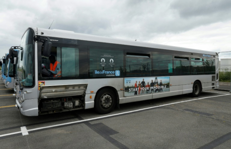 Un bus Ile-de-France Mobilités, près de Paris, le 10 juillet 2024  ( AFP / Geoffroy VAN DER HASSELT )