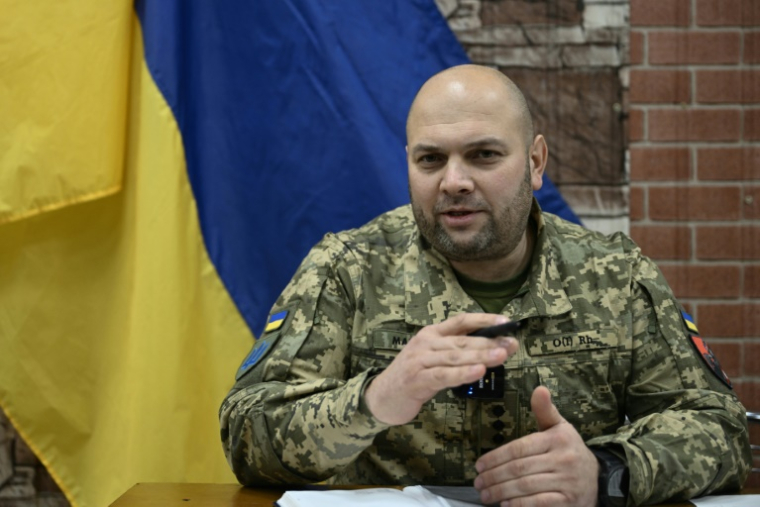 Le colonel Taras Maksimov, nouveau commandant de la 155e brigade mécanisée distincte des forces armées ukrainiennes, s'exprime lors d'une réunion avec des journalistes dans un lieu tenu secret dans la région de Donetsk le 6 janvier 2025 ( AFP / Genya SAVILOV )