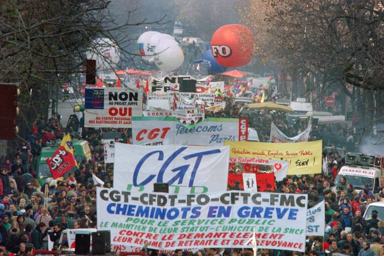 En 1995, le projet de réforme soutenu par Alain Juppé avait mené à plus de trois semaines de grève, paralysant le pays juste avant les vacances de Noël ( AFP / PASCAL PAVANI )
